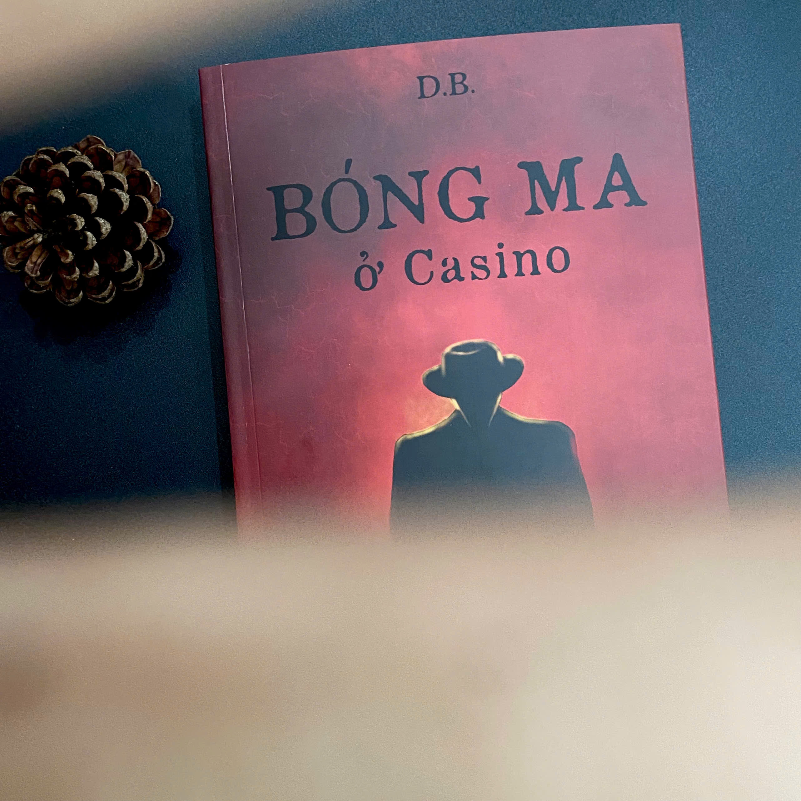 Sách - Bóng ma ở Casino + [QÙA TẶNG SỐ LƯỢNG GIỚI HẠN - Truyện cùng tác giả: Pháo hoa thành phố]