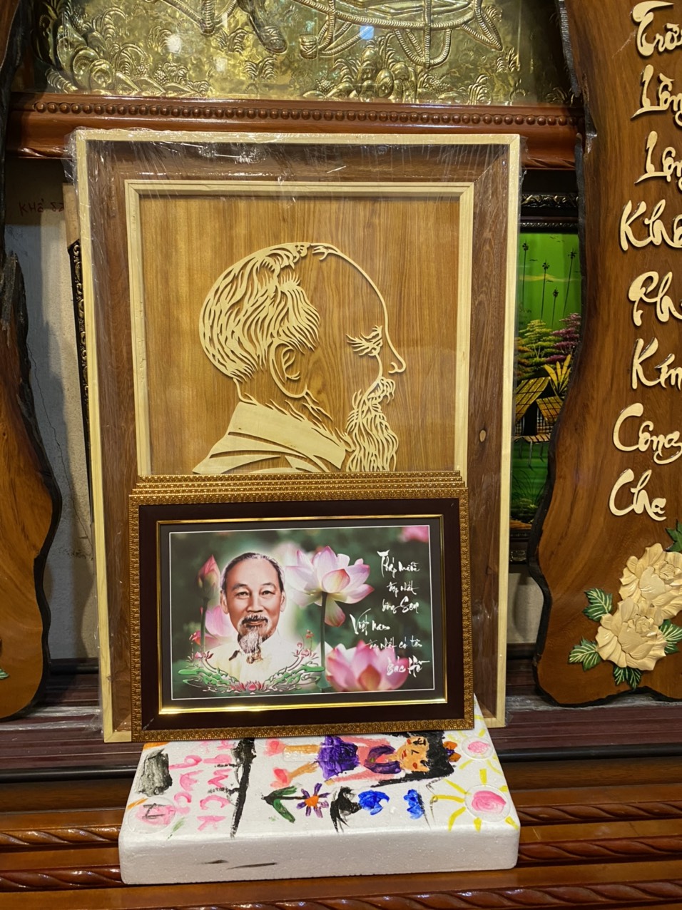 Tranh ảnh Hồ Chí Minh với Hoa Sen