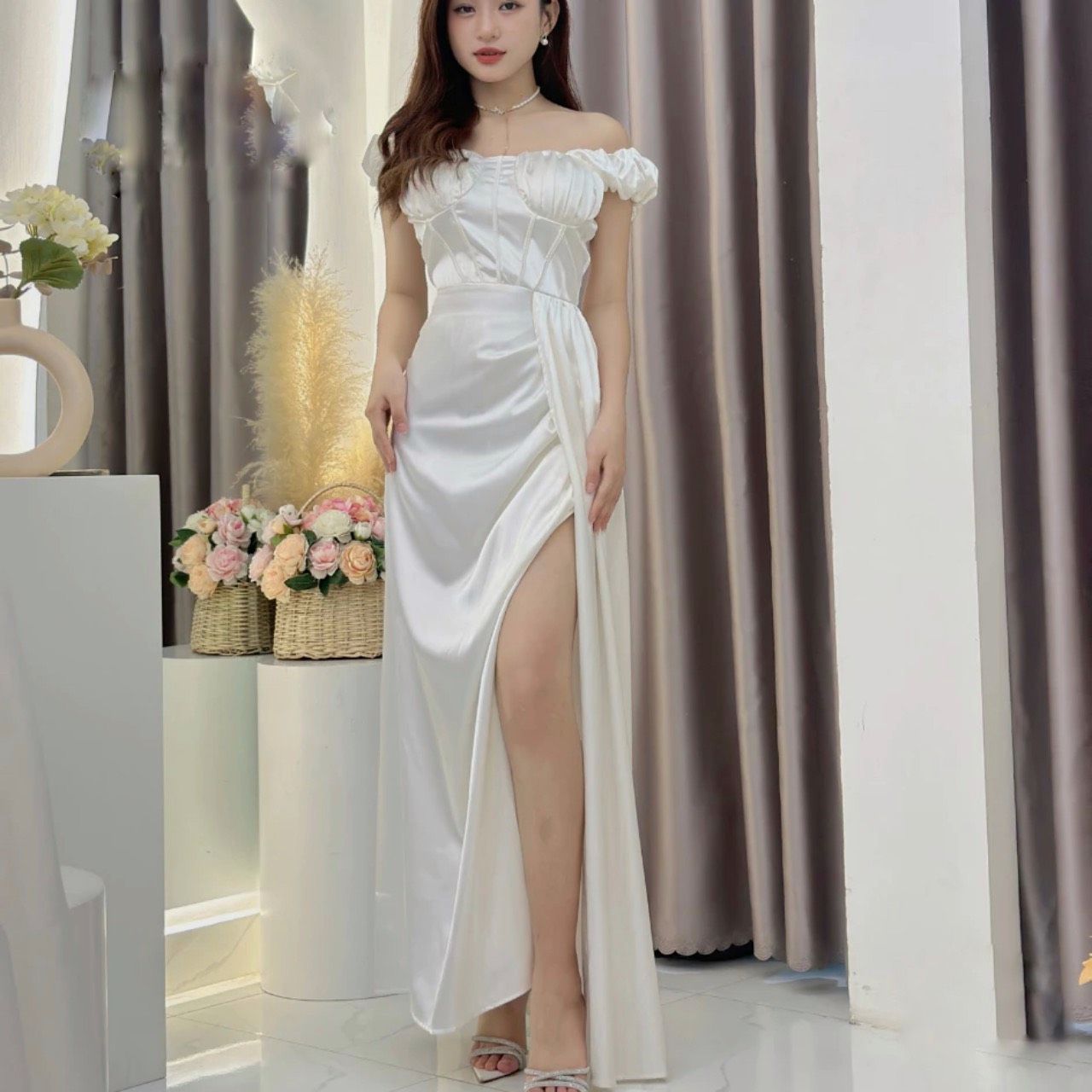 Đầm lụa trể vai đi tiệc xẻ tà_TRẮNG M