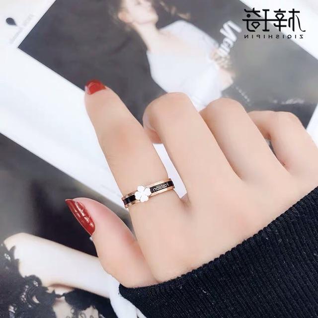 Nhẫn titan set 2 chiếc cỏ 4 lá không đen