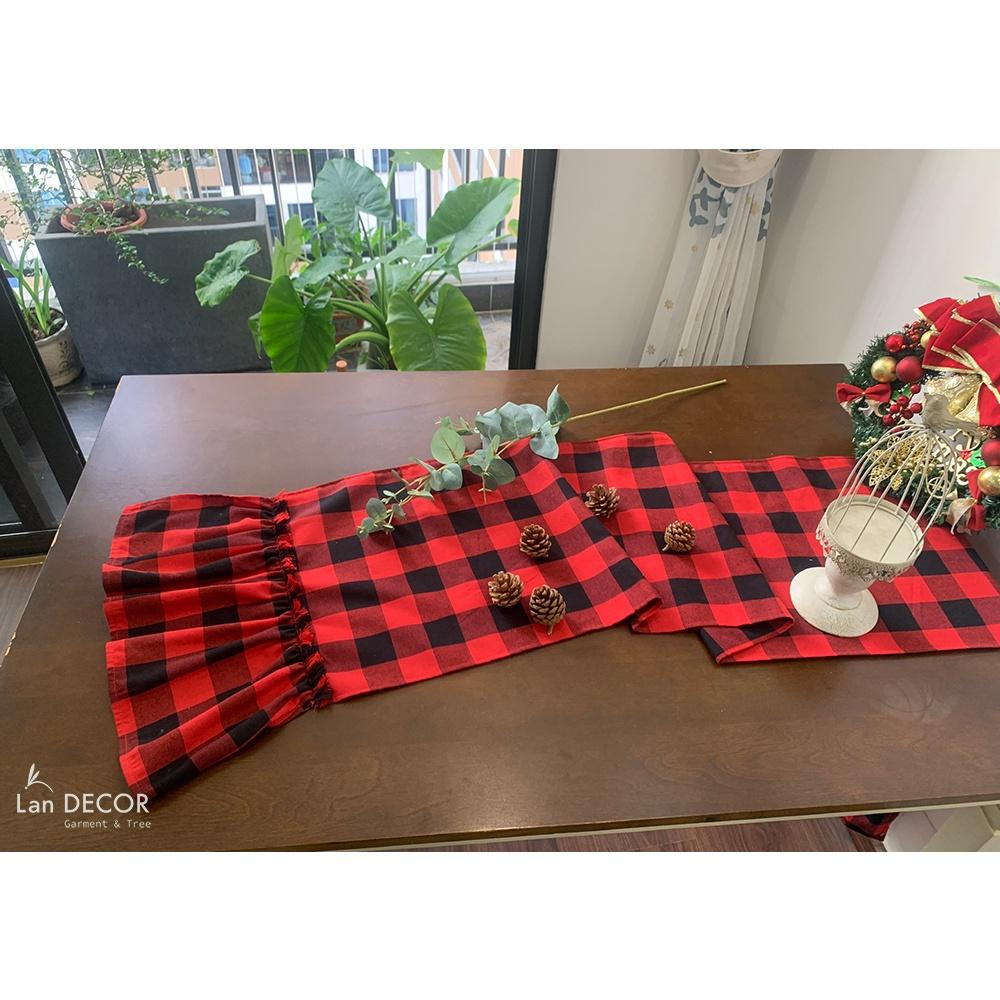 Khăn runner caro đỏ đen nhún bèo Landecor - TBR429