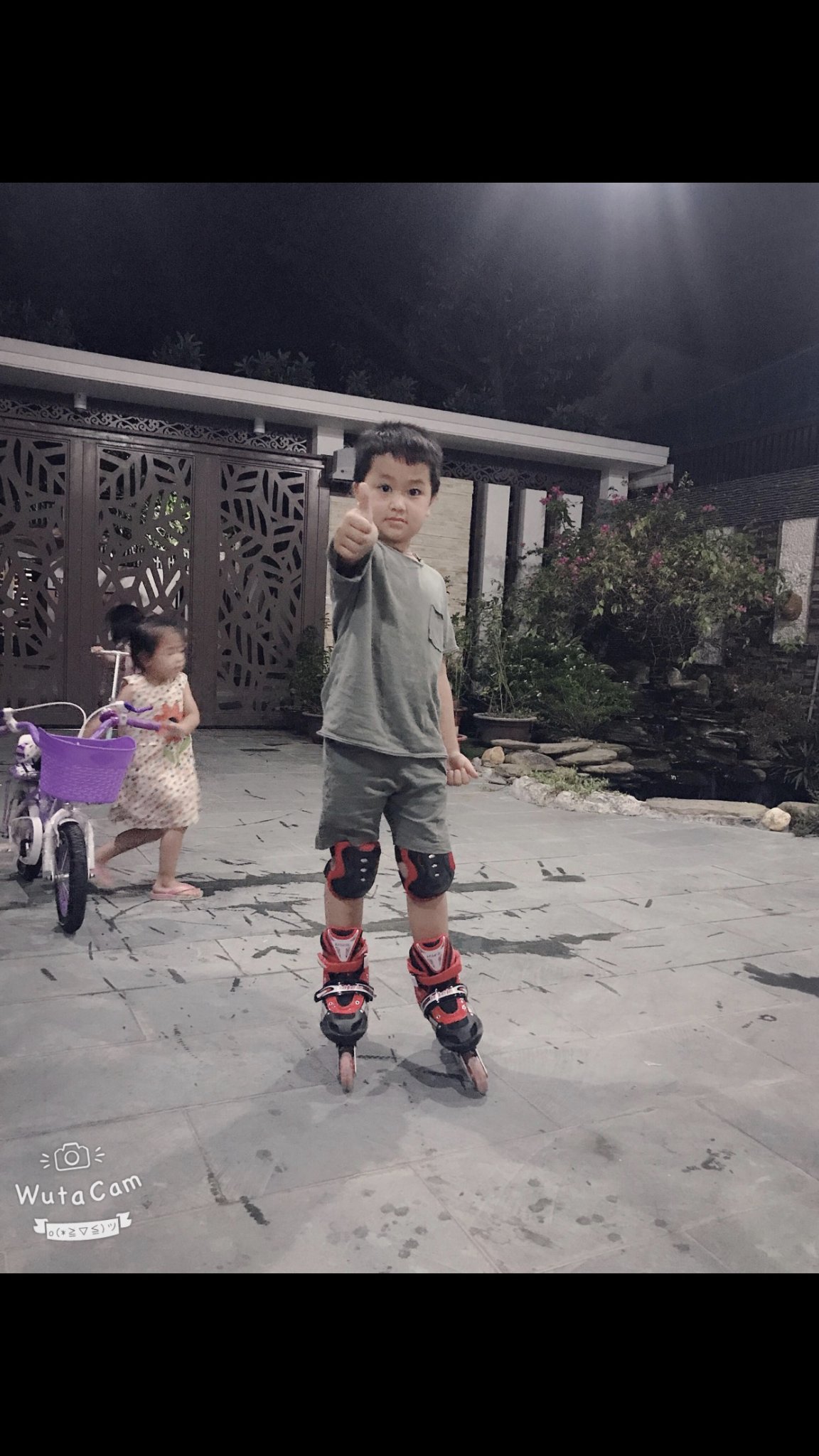 Combo Giày Trượt Patin Trẻ Em bánh Phát Sáng Cao Cấp Mẫu Mới 2021 và Đầy Đủ Bảo Hộ Chân Tay + Mũ Tặng Kèm Máy Thổi Bong Bóng Bubble Camera
