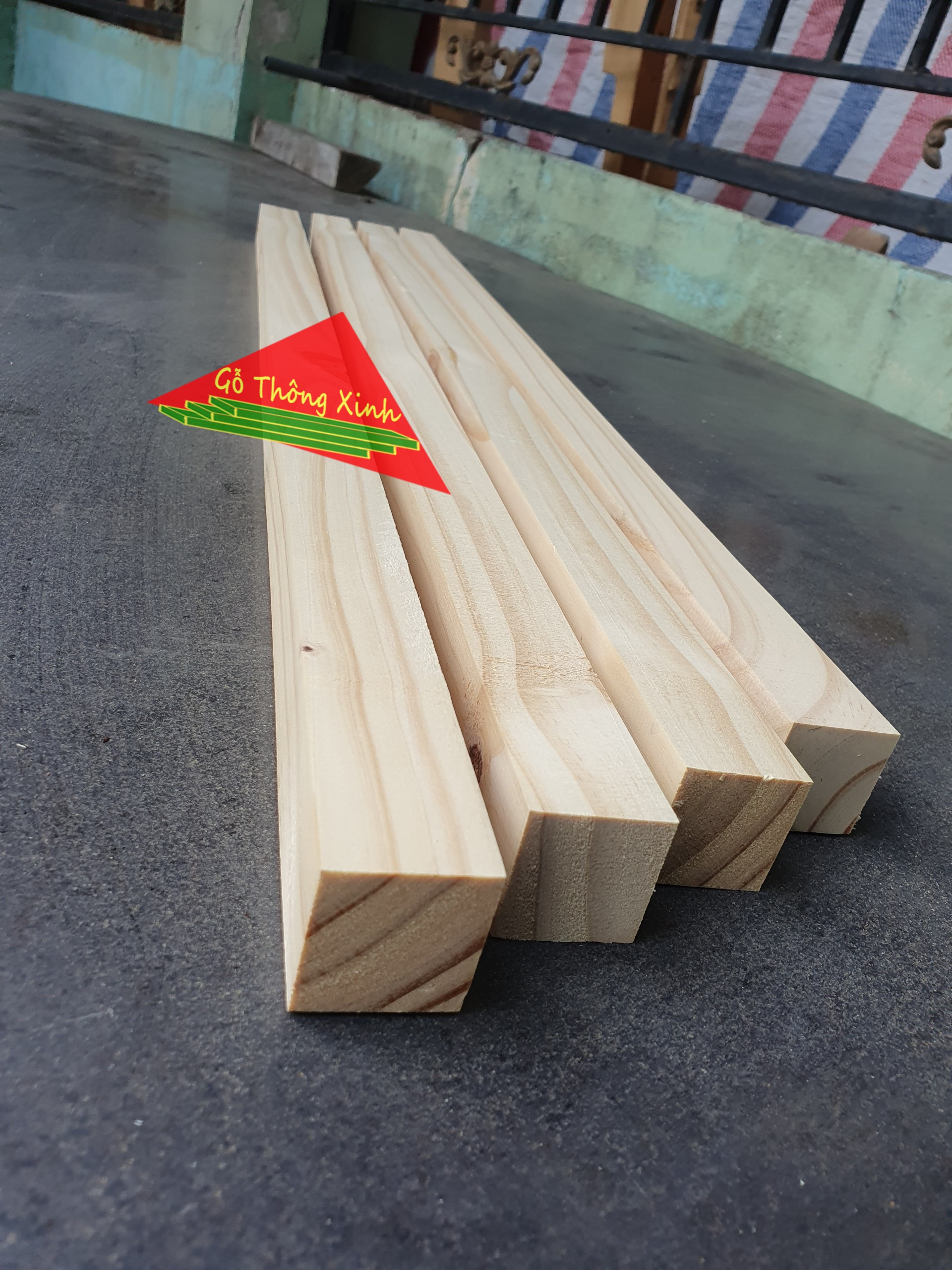 Bó 4 thanh gỗ thông vuông 3x3cm, dài 80cm đã bào láng 4 mặt rất phù hợp làm khung sườn, làm chân bàn,đóng vật dụng