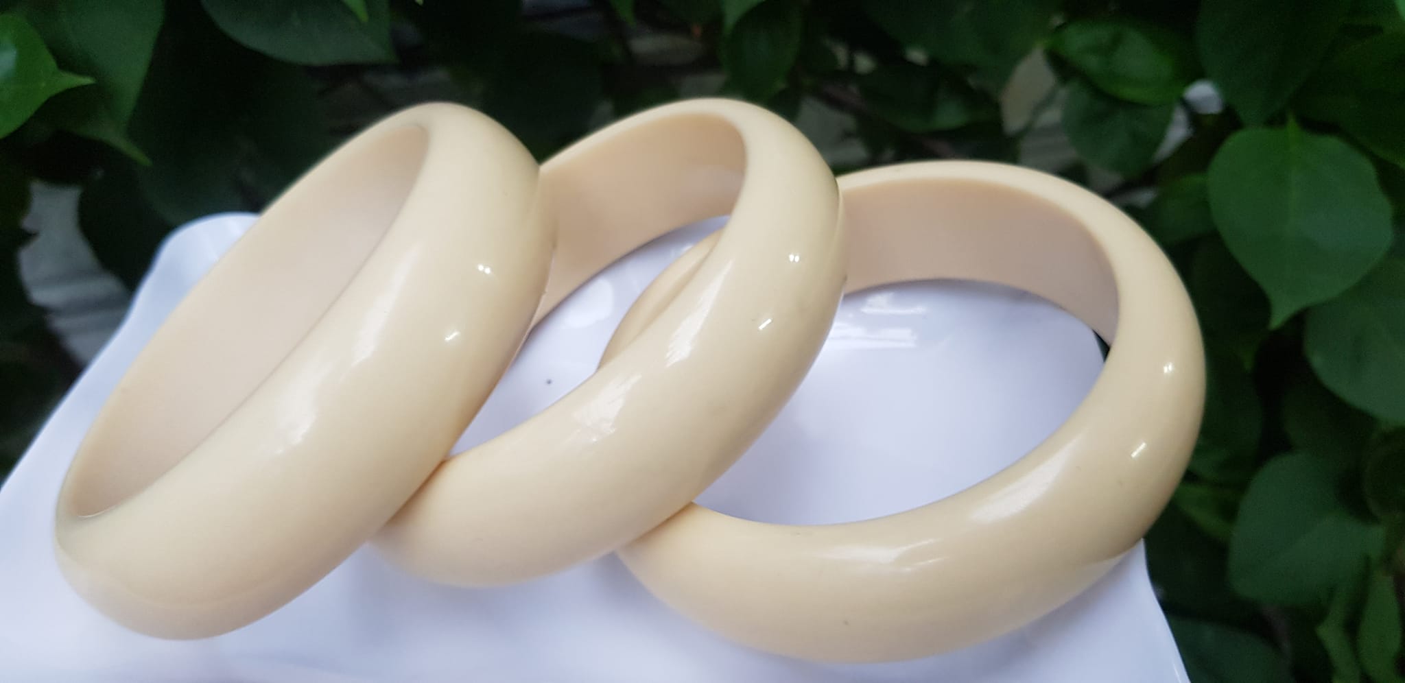 Vòng Tay Nam Giả Ngà hay gọi Xương Mỹ Nghệ Ni to 72mm x cao 22mm x dầy 10mm Nam tay tròn đeo tầm 80kg - 90kg hơn đeo ạ