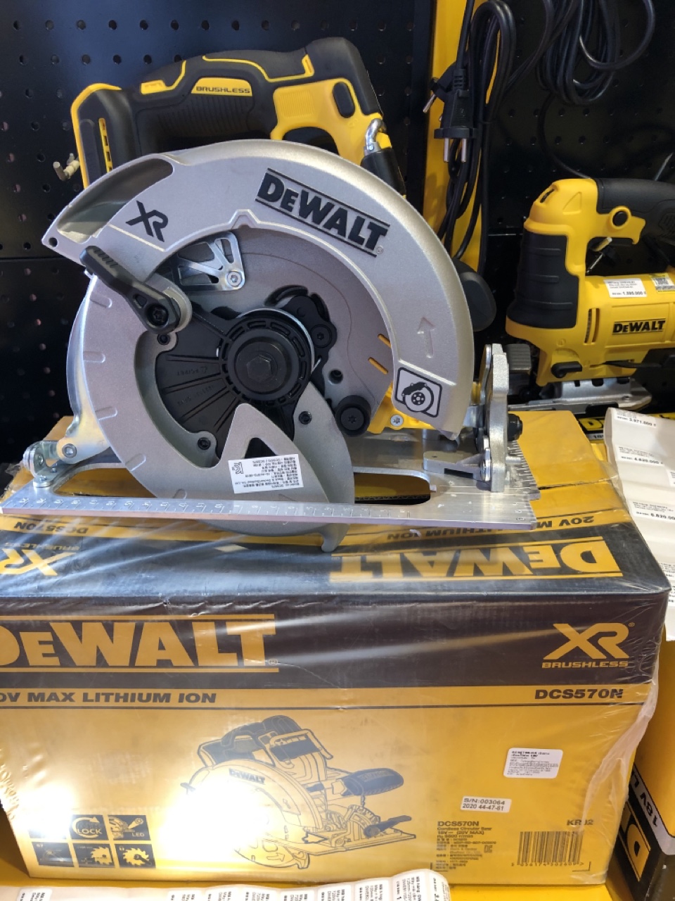 Máy cưa đĩa dùng pin Dewalt DCS570