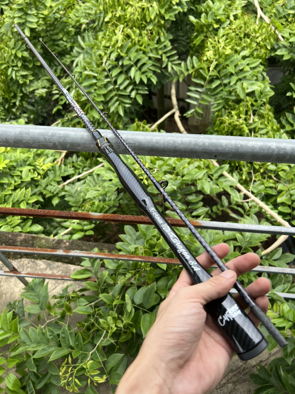 Bộ Cần Câu Lure Máy Đứng Rồng Đen + Máy Deukio AC Tặng Phụ Kiện