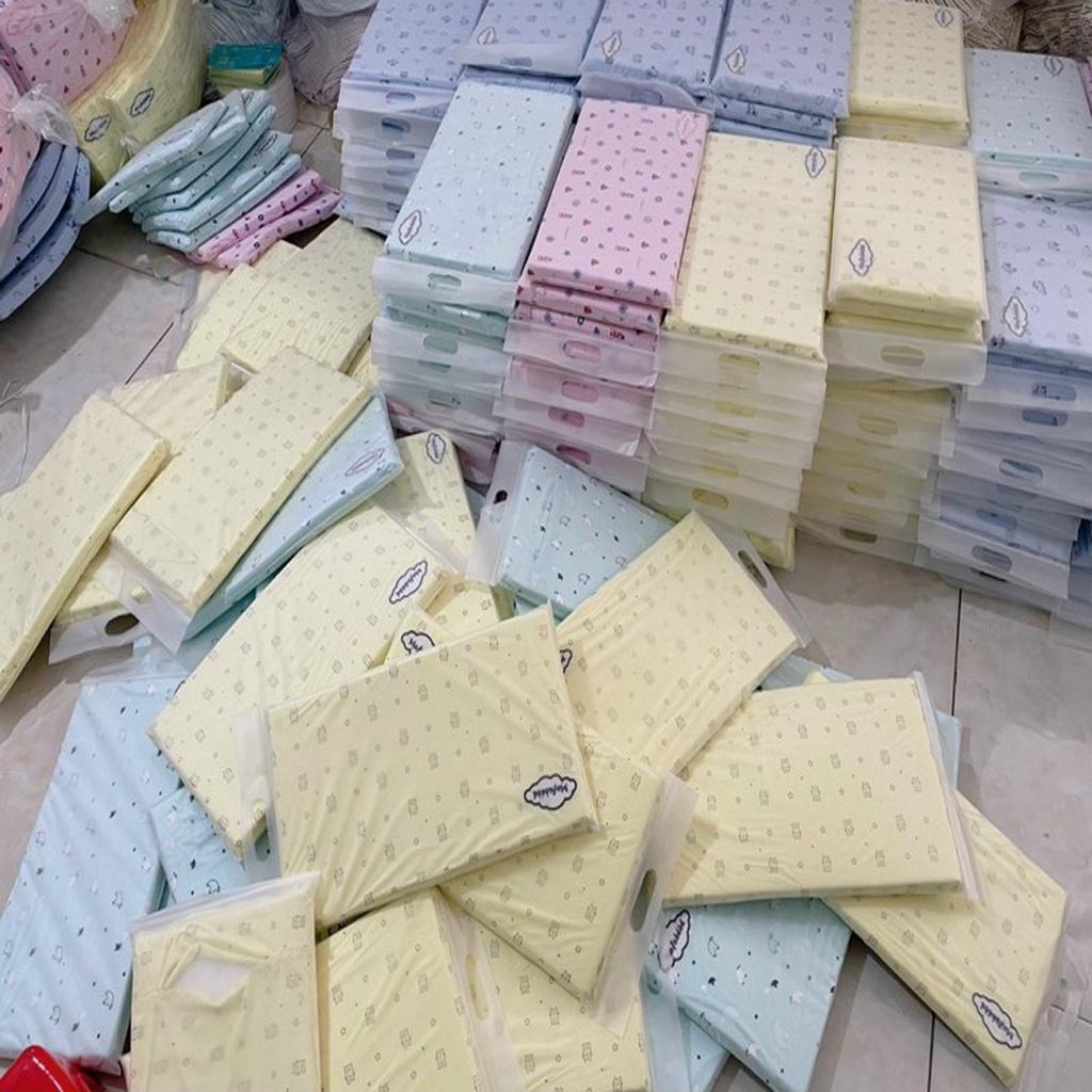 Gối nằm cao su có quai xách tiện dụng và lỗ thông hơi, chống ngạt cho bé Mafabébé .