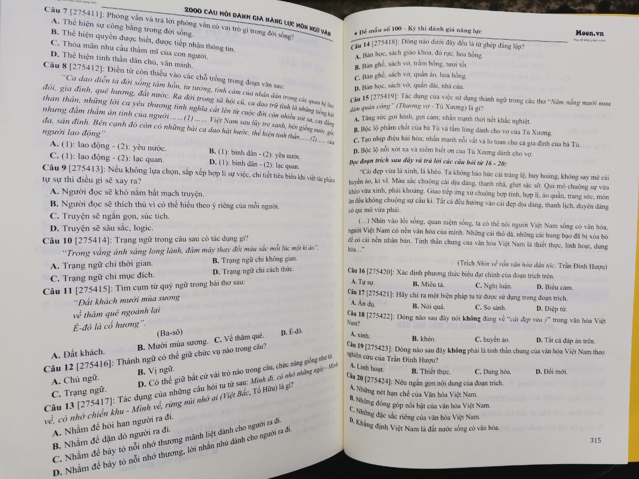 Sách - 2000 câu hỏi đánh giá năng lực môn Ngữ văn (moon)