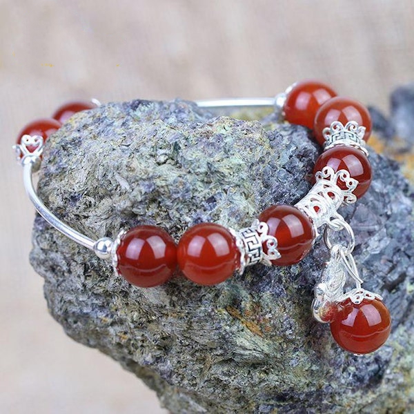Vòng tay phong thủy đá Mã Não đỏ 10 ly mix Charm Bạc Mèo May Mắn