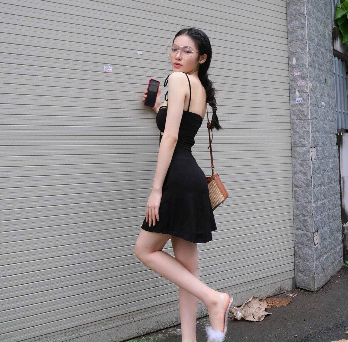 ĐẦM ĐEN SUÔNG TRƠN CỔ U NGẮN HAI DÂY DẠO PHỐ DỰ TIỆC