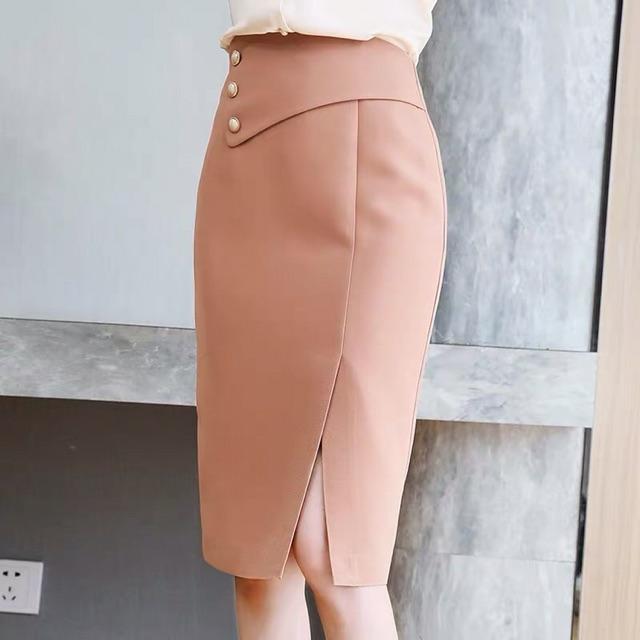 Chân váy bút chì sẻ trước đáp tà có vạt chéo đính cúc thời trang