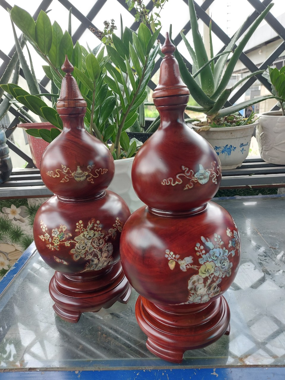 Cặp Lục bình hồ lô gỗ lim nguyên khối cẩn hoa cao 40cm