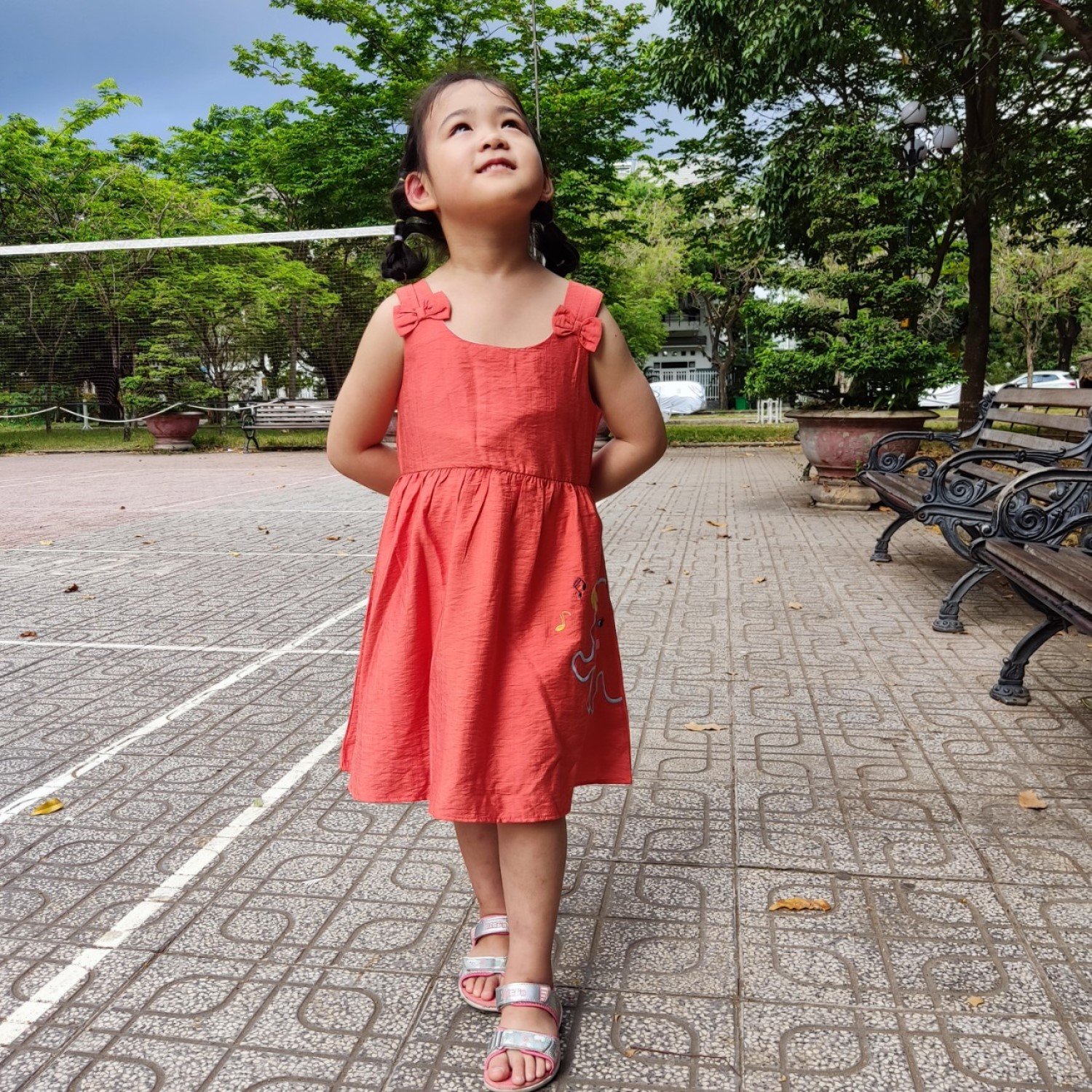G00000313 Đầm thêu bạch tuộc rất xinh cho gái yêu. Chất vải tơ mềm mát, từ 7-12 tuổi