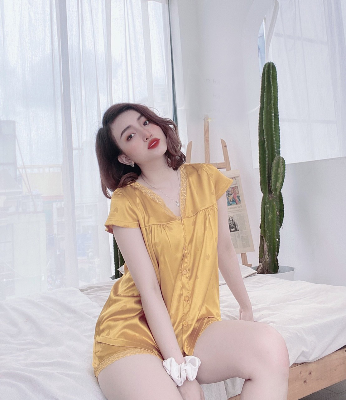 Đồ Mặc Nhà, Đồ Bộ Nữ Đùi, Cổ Tim Ren Chất Lụa Tơ Mát, Mịn - Vàng