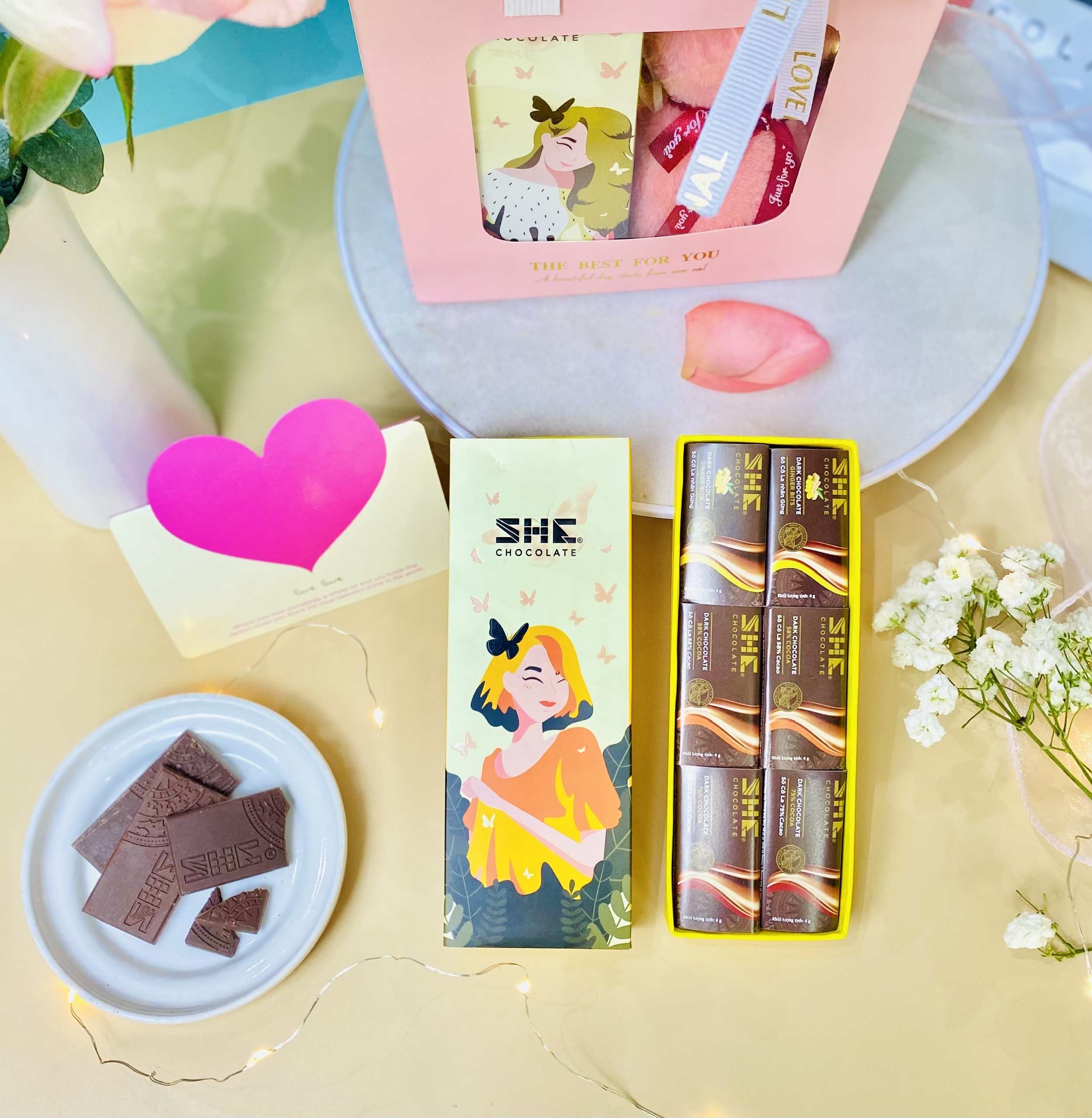 Set quà tặng 8/3 Gấu bông và socola SHE Chocolate. Món quà ý nghĩa dành tặng người phụ nữ của bạn