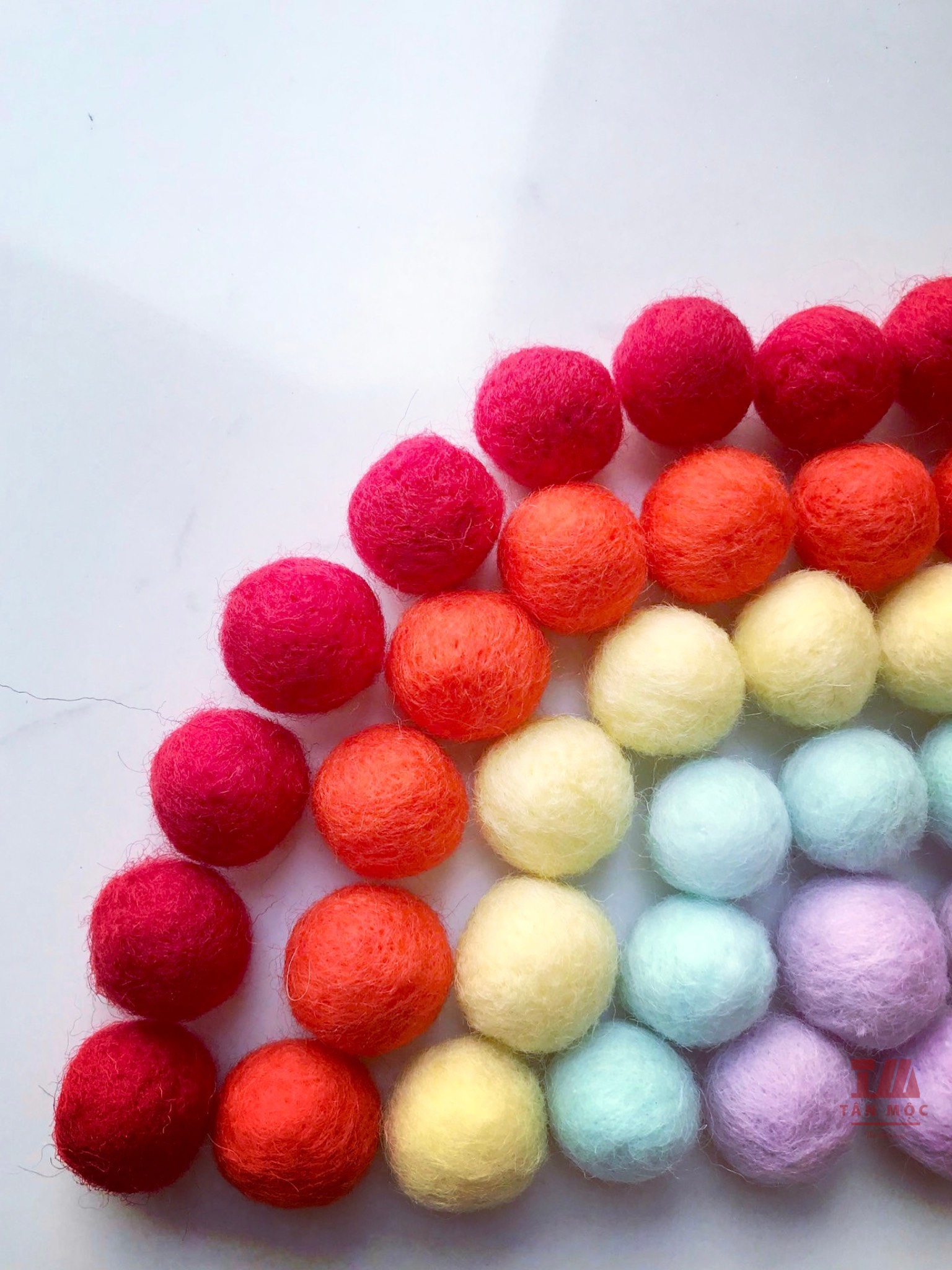 Pompom len nhiều màu cho bé trang trí