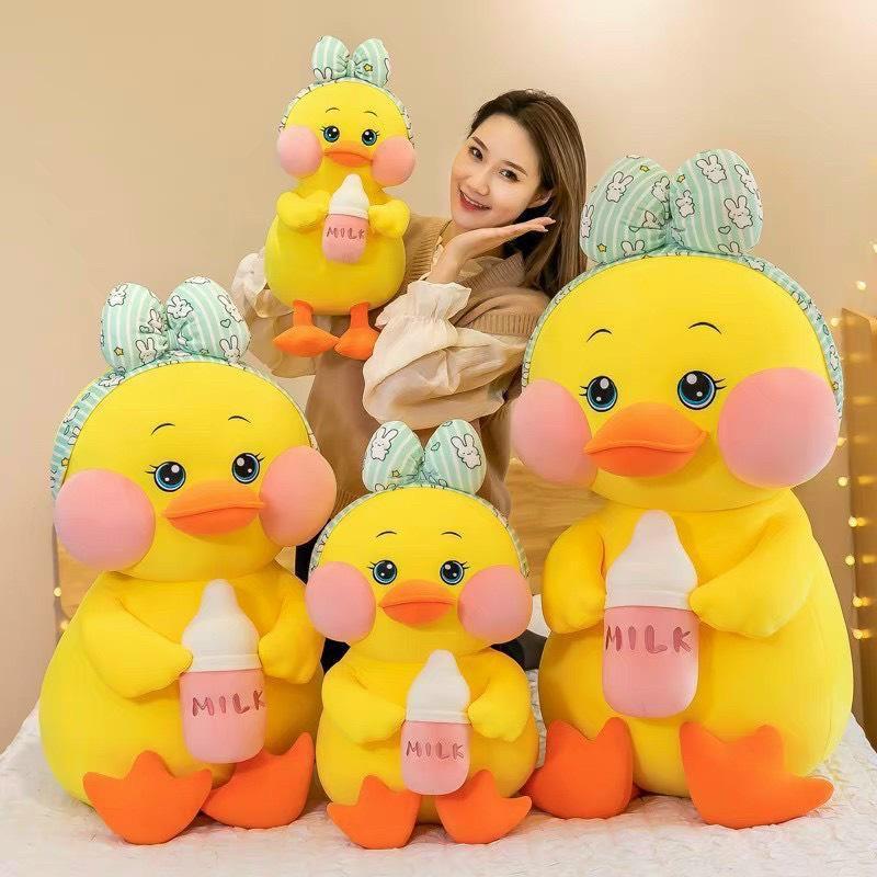 Gấu Bông Vịt Má Hồng, Đội nơ Ôm Bình Sữa Cute kt 45-100cm