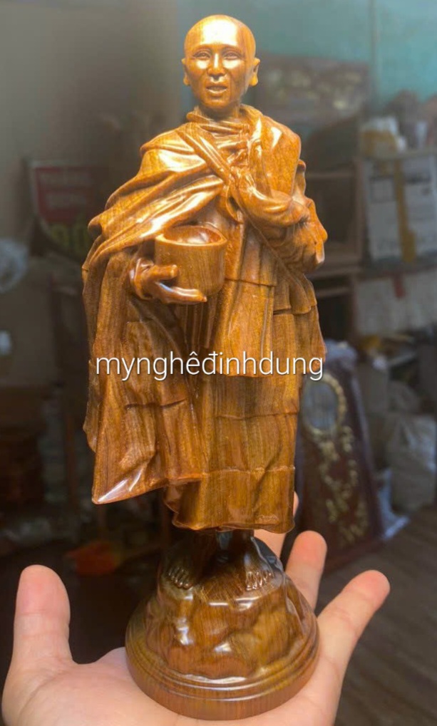 Tượng thầy thích minh tuệ bằng gỗ bách xanh thơm nức kt cao 20×8×7cm