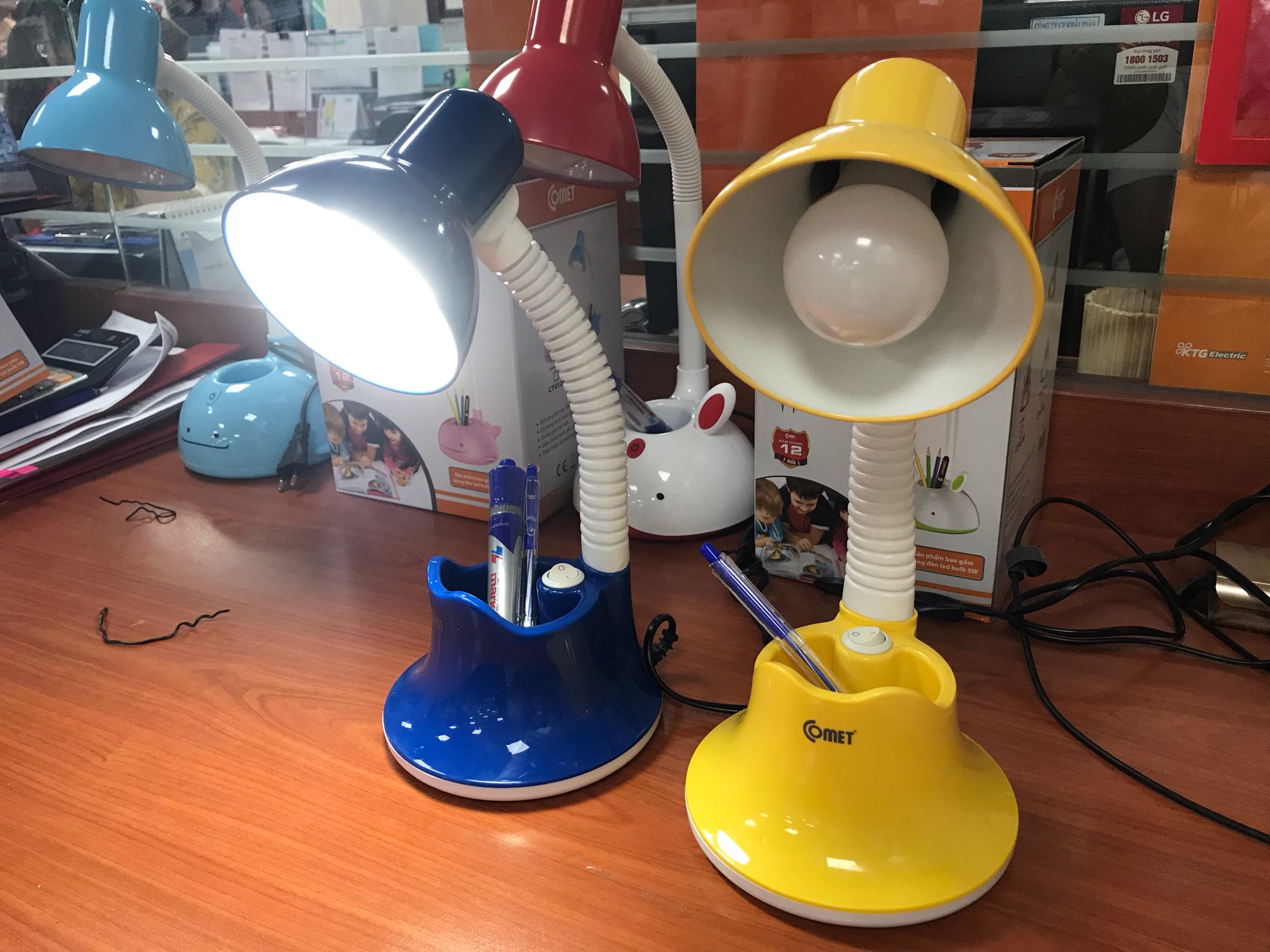 Đèn Bàn Học Sinh Comet CT413
