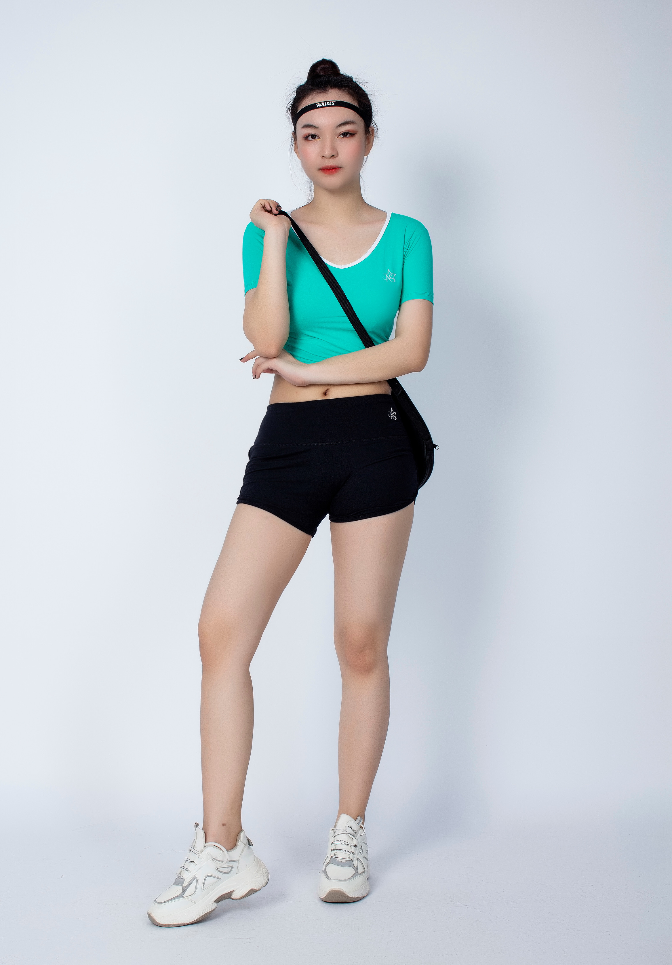 Bộ  thể thao nữ quần short chữ V áo croptop  có tay màu Xanh Ngọc - DN107