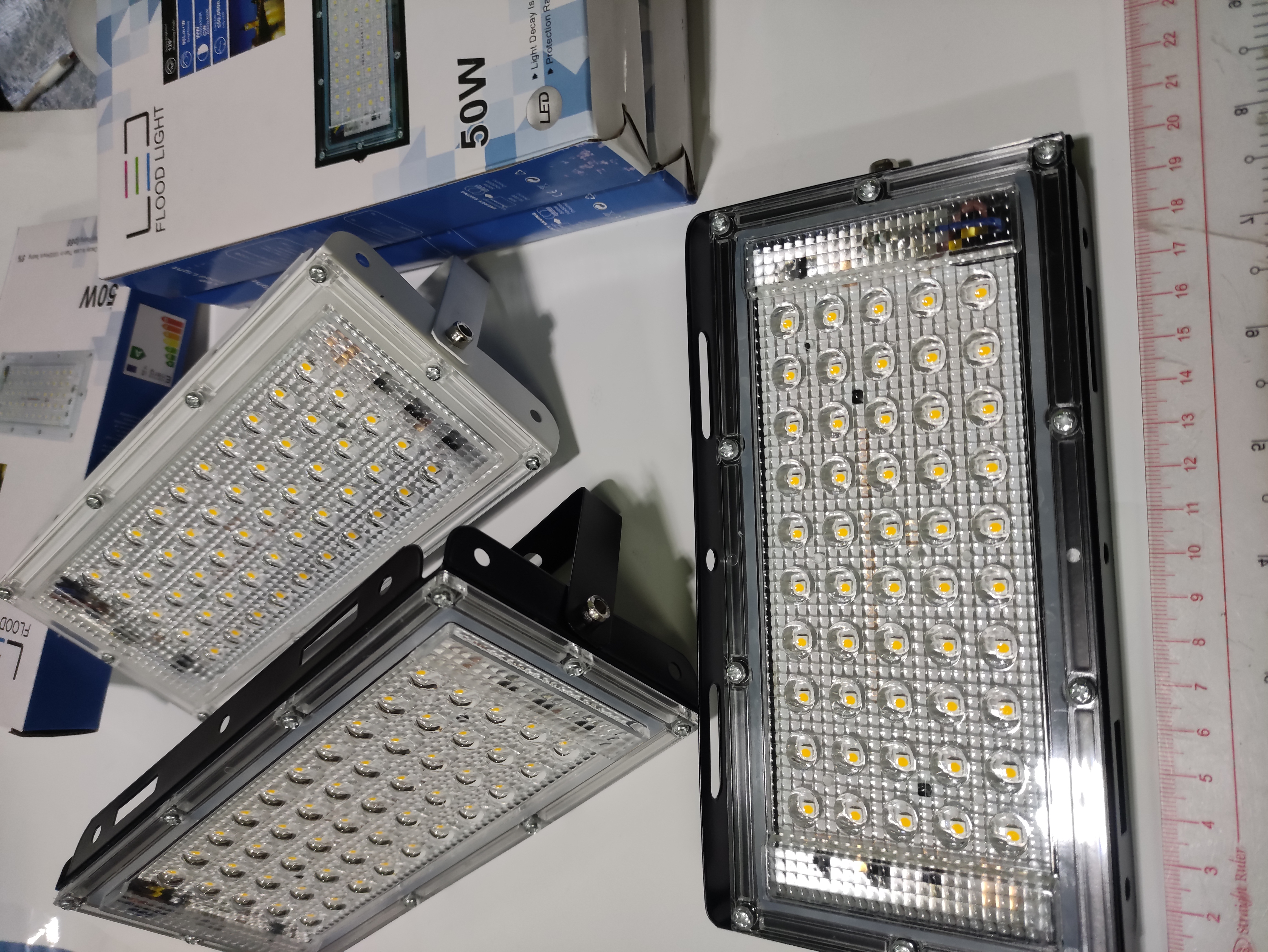 Đèn pha led 50w đủ 50 led ánh sáng vàng chống nước IP66