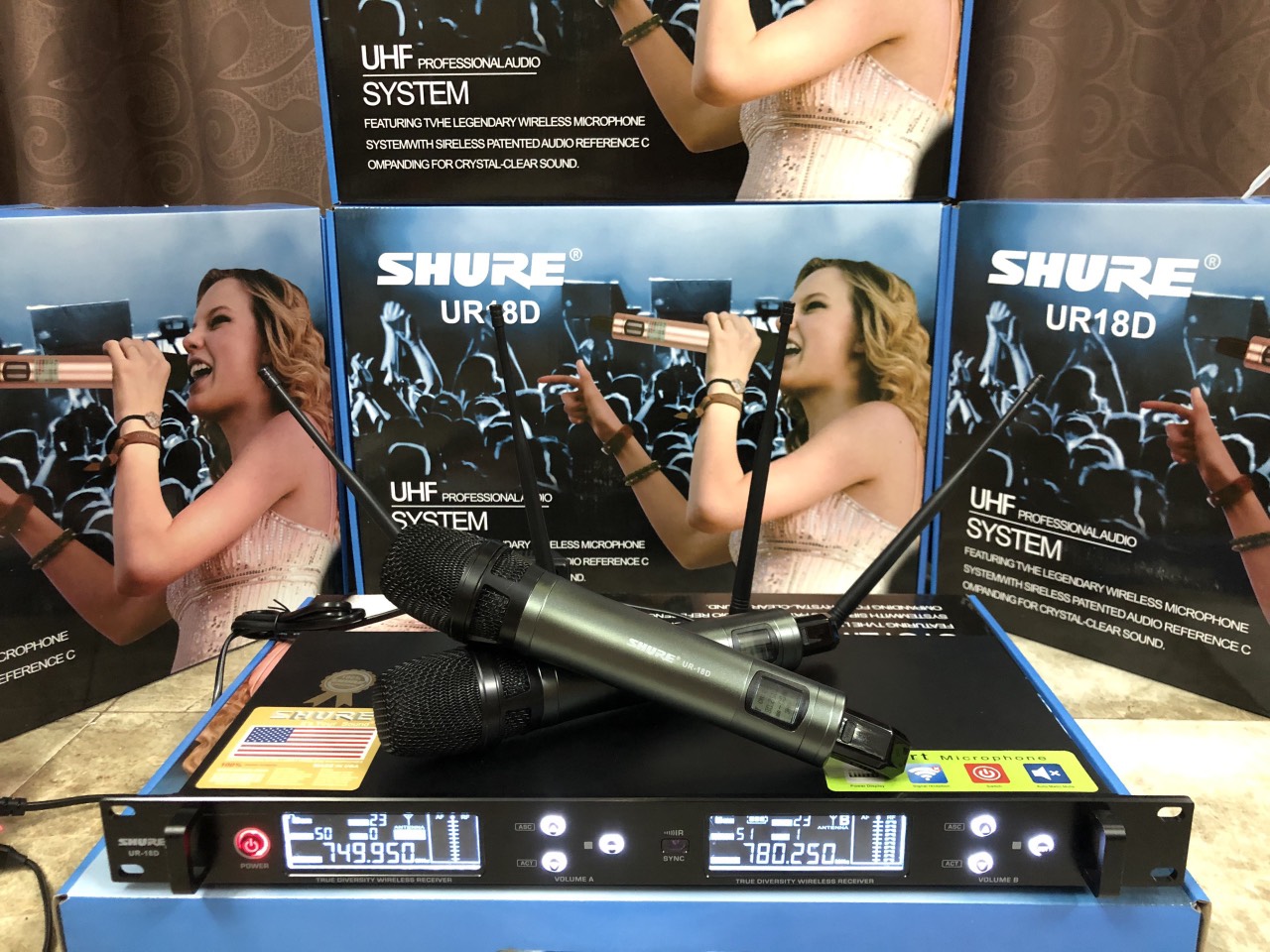 Micro không dây Shure UR18D - Mic karaoke gia đình, sân khấu chuyên nghiệp - Đầu thu anten 4 râu - Độ nhạy cao, bắt sóng xa, chống hú rít - Thiết kế sang trọng, bắt mắt - Dễ dàng phối ghép với các thiết bị âm thanh khác - Hàng nhập khẩu loại I