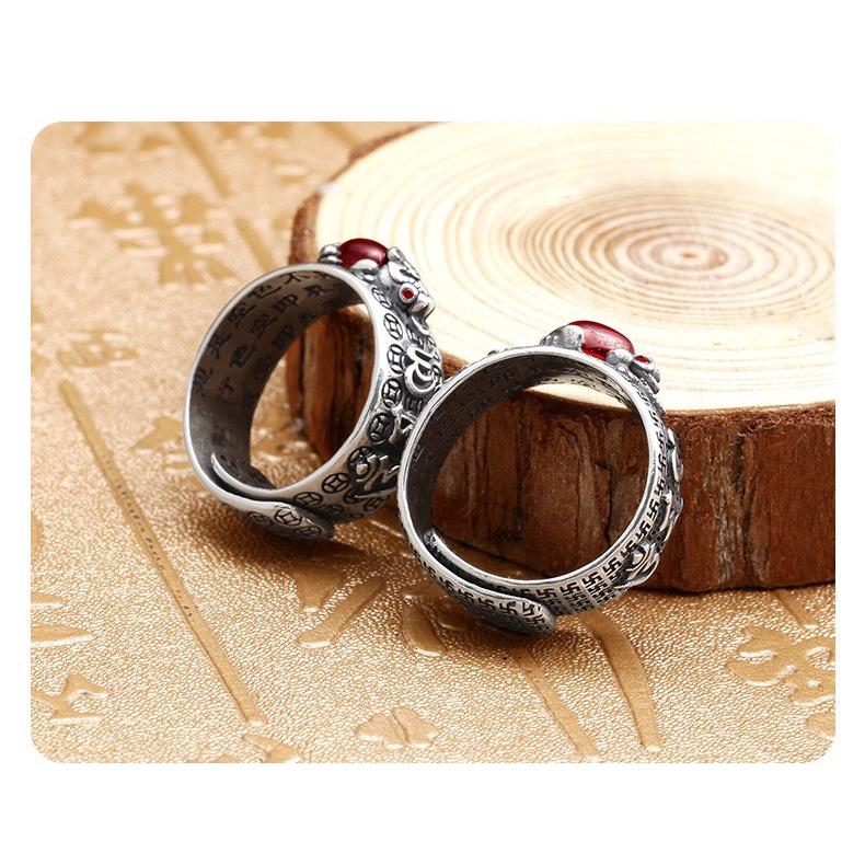 Nhẫn Nam Nữ Tròn Khảm Ngọc Đỏ Tì Hưu, Cóc Vàng Tài Lộc Chạm Khắc Màu Bạc Thời Trang Chất Titan Đẹp Đơn Giản Không Gỉ Cam