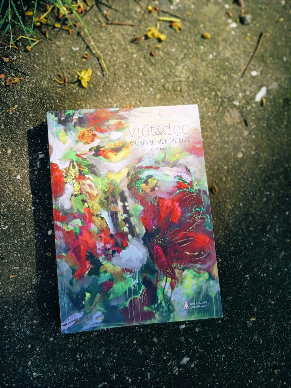 VIẾT VÀ ĐỌC CHUYÊN ĐỀ MÙA THU 2025 – Nhiều tác giả – NXB Hội Nhà Văn