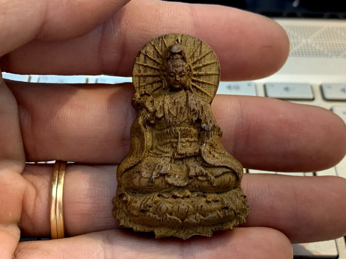 Mạt dây chuyền Phật Quan Âm Bồ Tát trầm hương thiên nhiên Phi Long