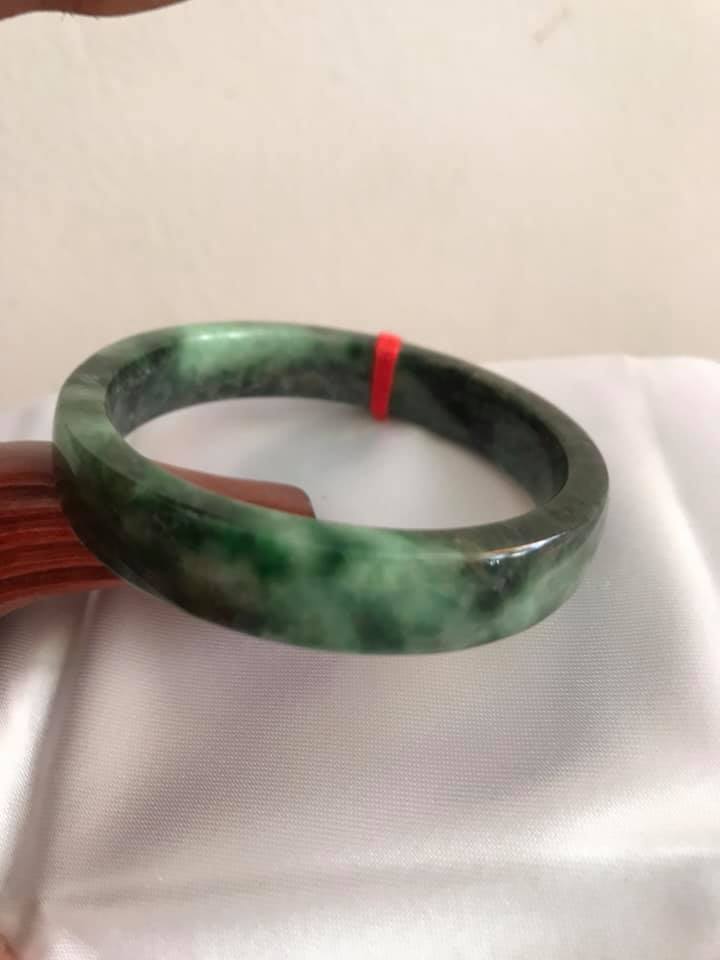 VÒNG CẨM THẠCH VIP BẢN VUÔNG NGỌC SƠN THUỶ 51mm BÓNG ĐẸP  Size VÒNG 51mm BẢN CAO 10,5mm X DẦY 6mm  MÀU XANH NGỌC LAM SƠN THUỶ BÓNG ĐẸP LẮM LUÔN Ạ NỮ 48kg - 55kg ĐEO