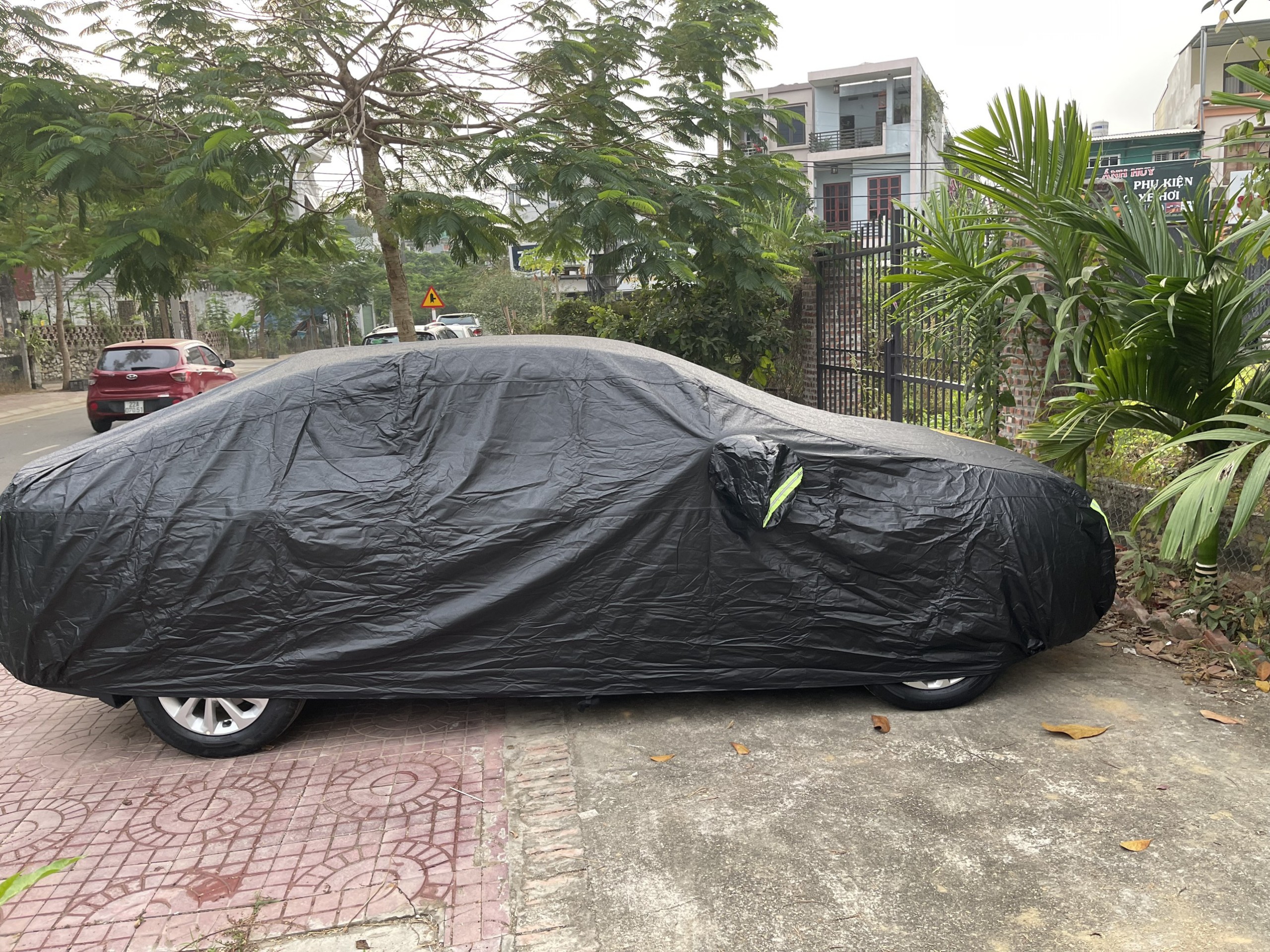 Bạt phủ ô tô Kia Sedona chất liệu Polyester - màu đen cao cấp MACSIM màu đen - sử dụng trong nhà và ngoài trời