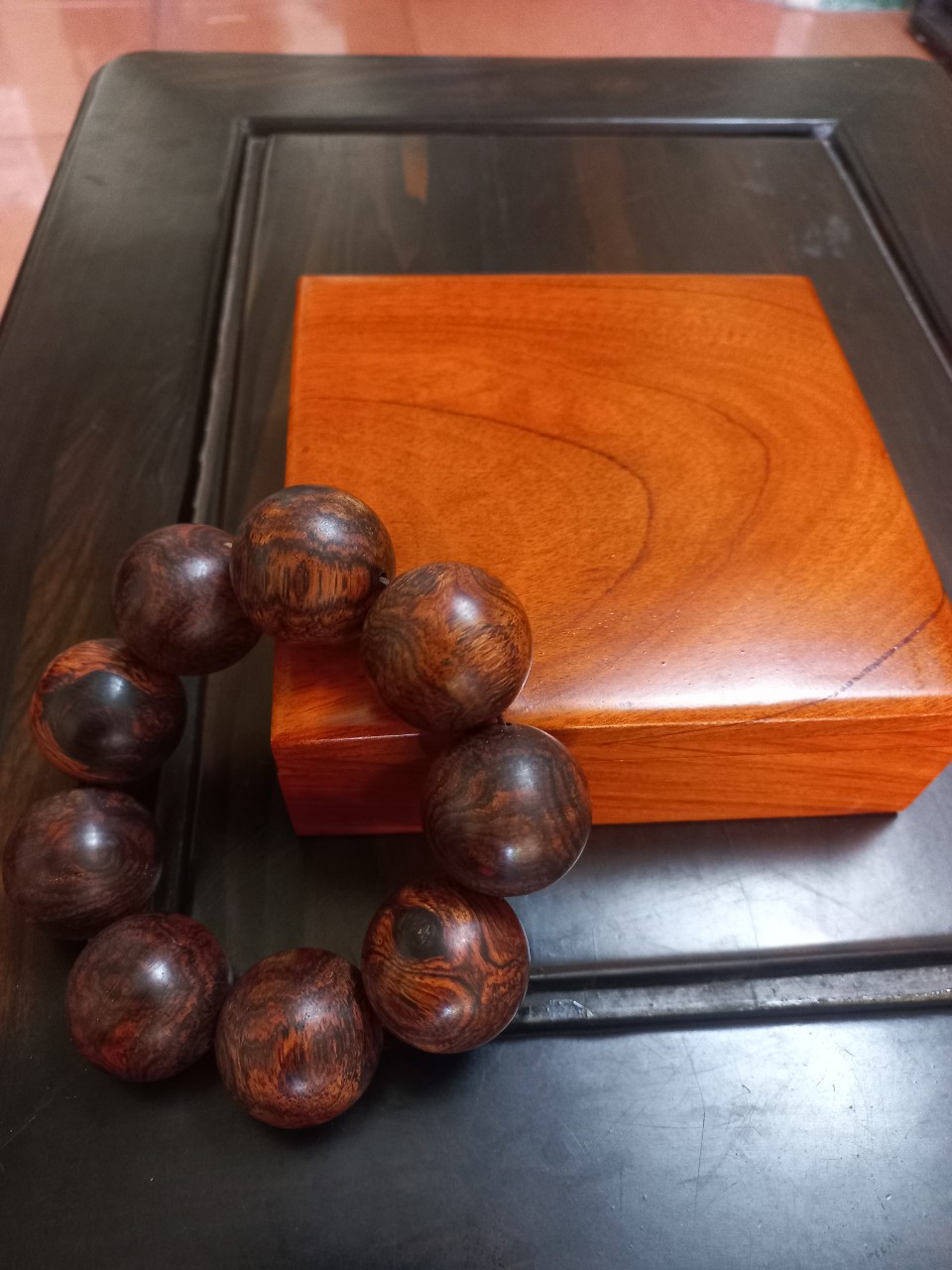 Vòng đeo tay gỗ sưa đỏ ,phong thủy hút tài lộc kt hạt to 25ly