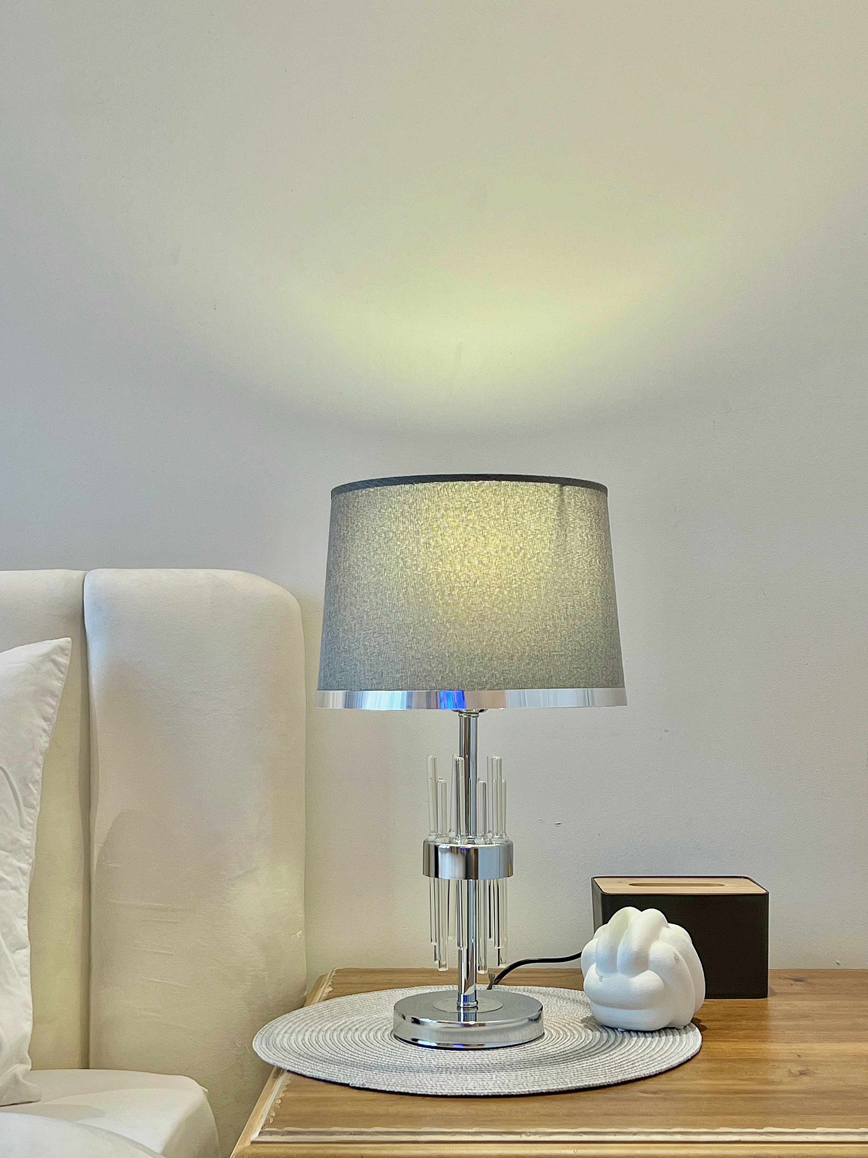 Đèn ngủ, đèn trang trí, đèn để bàn L.art cao cấp kim loại phong cách Châu Âu DBK004