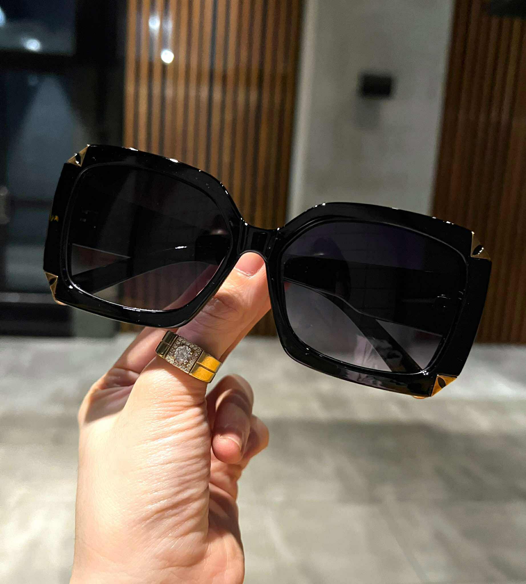 Kính râm nữ cao cấp dáng vuông basic Mắt đen chông nắng