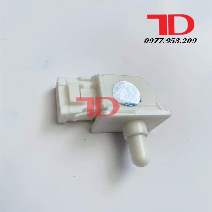 Công tắc dành cho cửa tủ lạnh Hitachi 3 chân