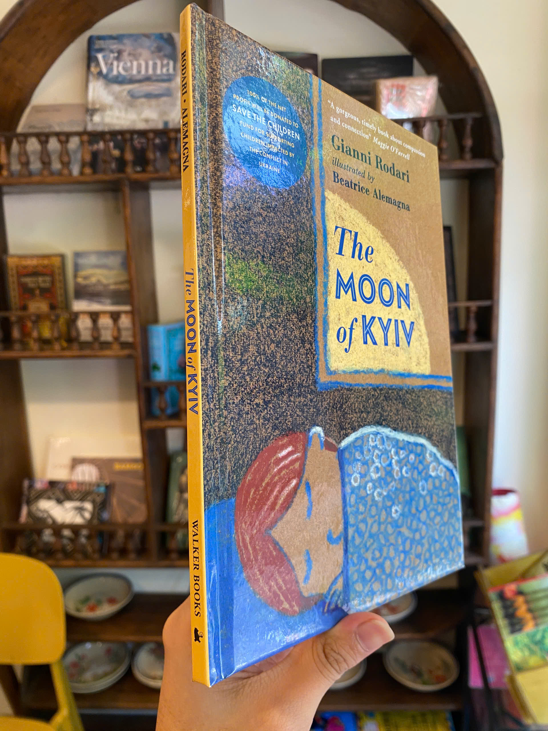 Sách - The Moon of Kyiv by Gianni Rodari | English Children Picture Book / Hardcover / Ngoại văn