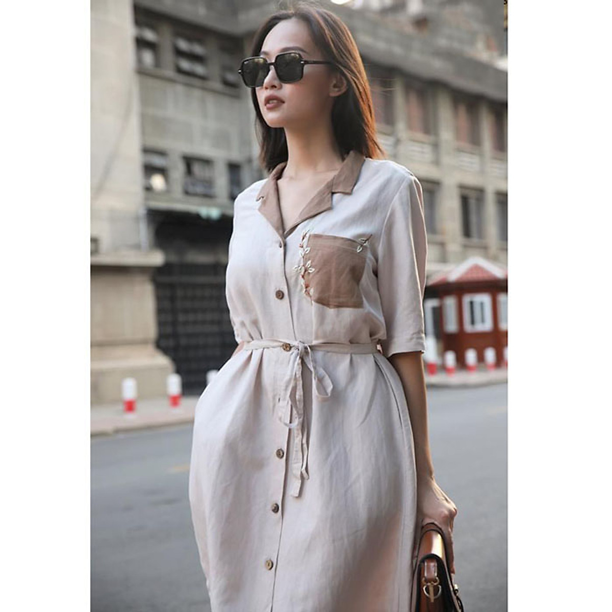 Đầm suông linen tưng premium sơ mi cổ hai ve thêu hoa ngực trẻ trung