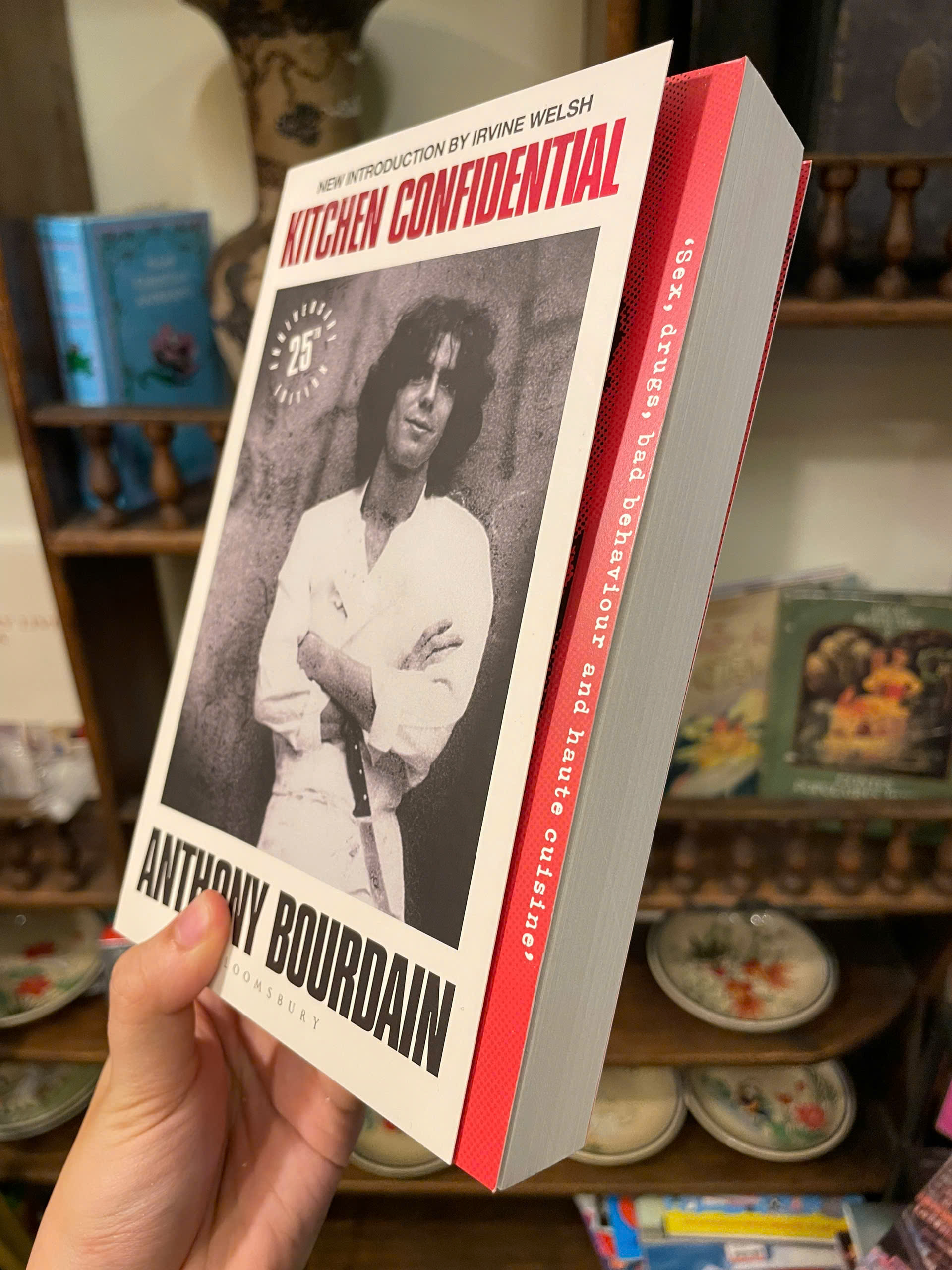 Sách - Kitchen Confidential: 25th Anniversary Edition by Anthony Bourdain | English Biography