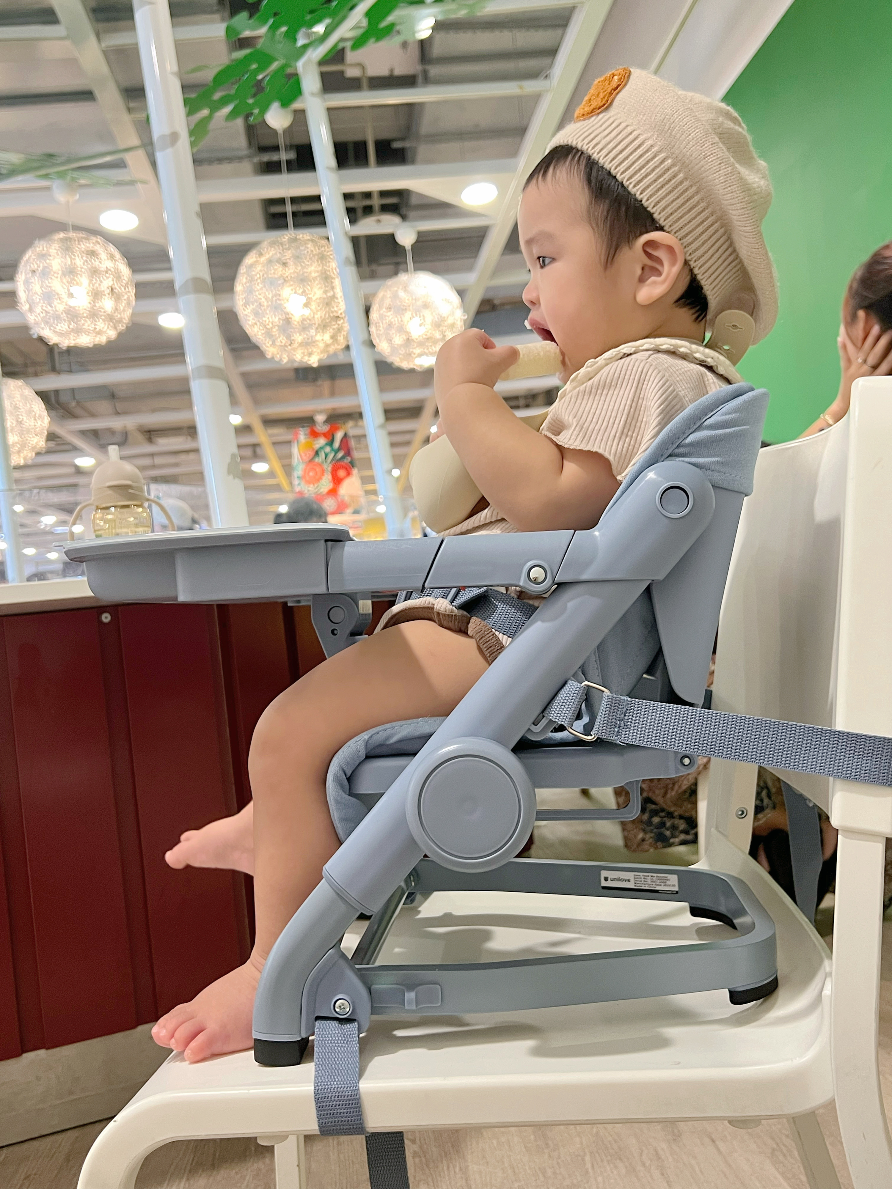 Unilove Ghế ăn dặm 3 trong 1 Feed Me có 4 chế độ điều chỉnh độ cao, chân ghế chống trượt an toàn cho bé và dễ dàng gấp gọn mang đi