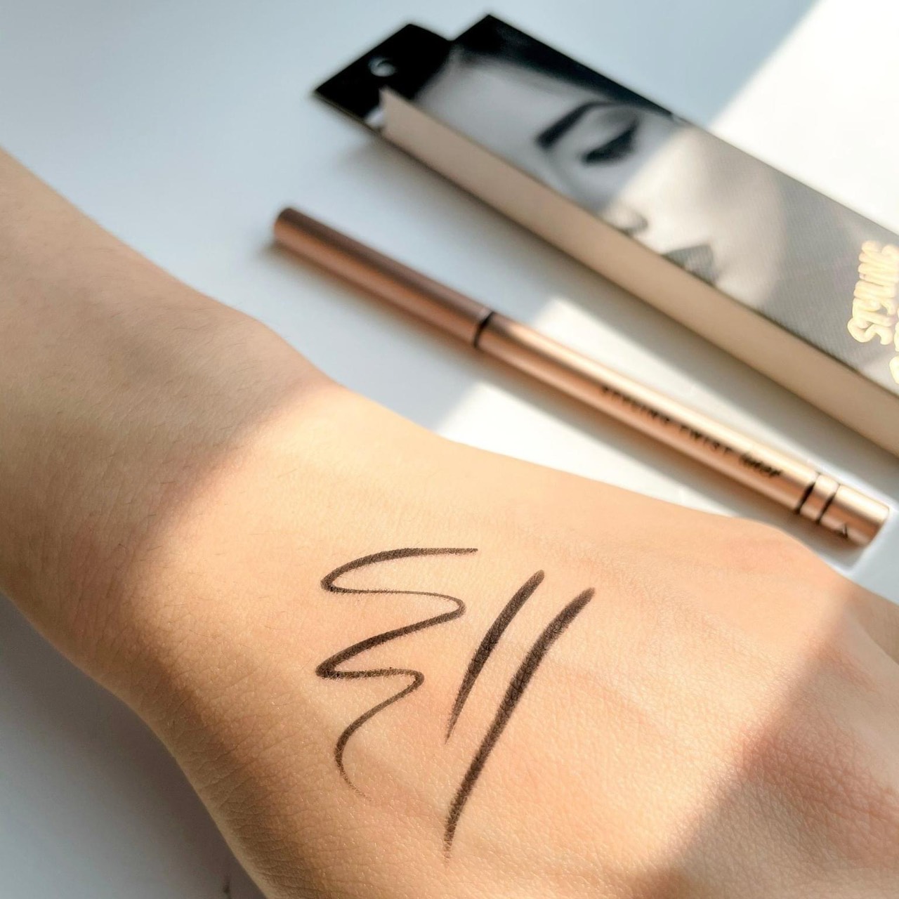 Chì kẻ mắt dạng gel Vacosi Styling Styling Twist Liner