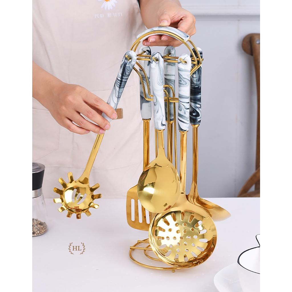 BỘ MUÔI CANH XẺNG INOX VÀNG GƯƠNG CÁN SỨ KÈM GIÁ TREO | BỘ MUÔI VÁ VÀNG GƯƠNG CAO CẤP