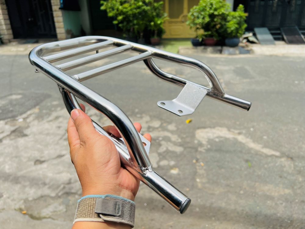 Cảng inox 2 tầng 3 sọc gắn xe Sirius