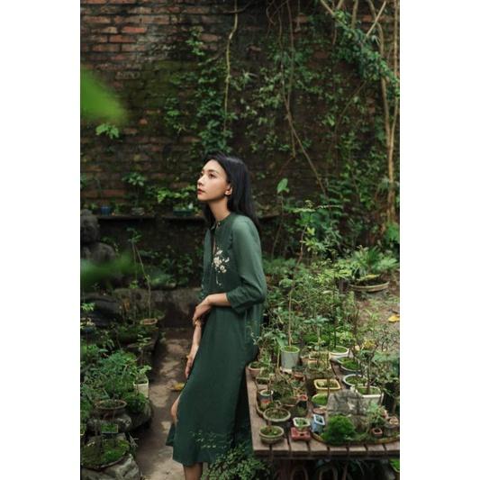 Đầm xuông cổ tàu linen xanh thêu đào lựu