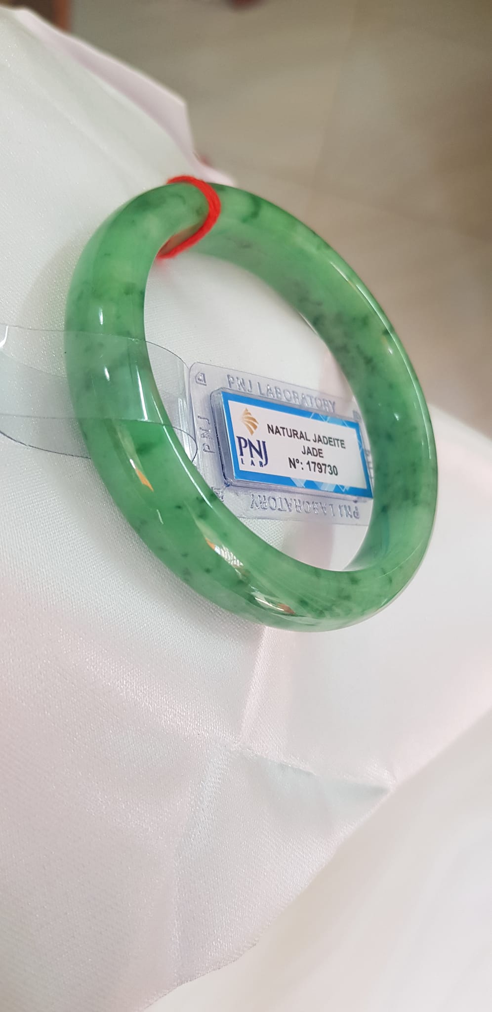 Vòng Cẩm Thạch tự nhiên Vip Bản Hẹ ĐL Ni 56mm x Cao 12mm x dầy 7,8mm Vòng kiểm định P No 179730 màu Xanh Lý Đều bóng vân đậu lý cưng quá mượt đẹp Nữ mệnh Mộc Thủy Hỏa cân nặng 54kg - 63kg đeo rất đẹp sang tay ạ