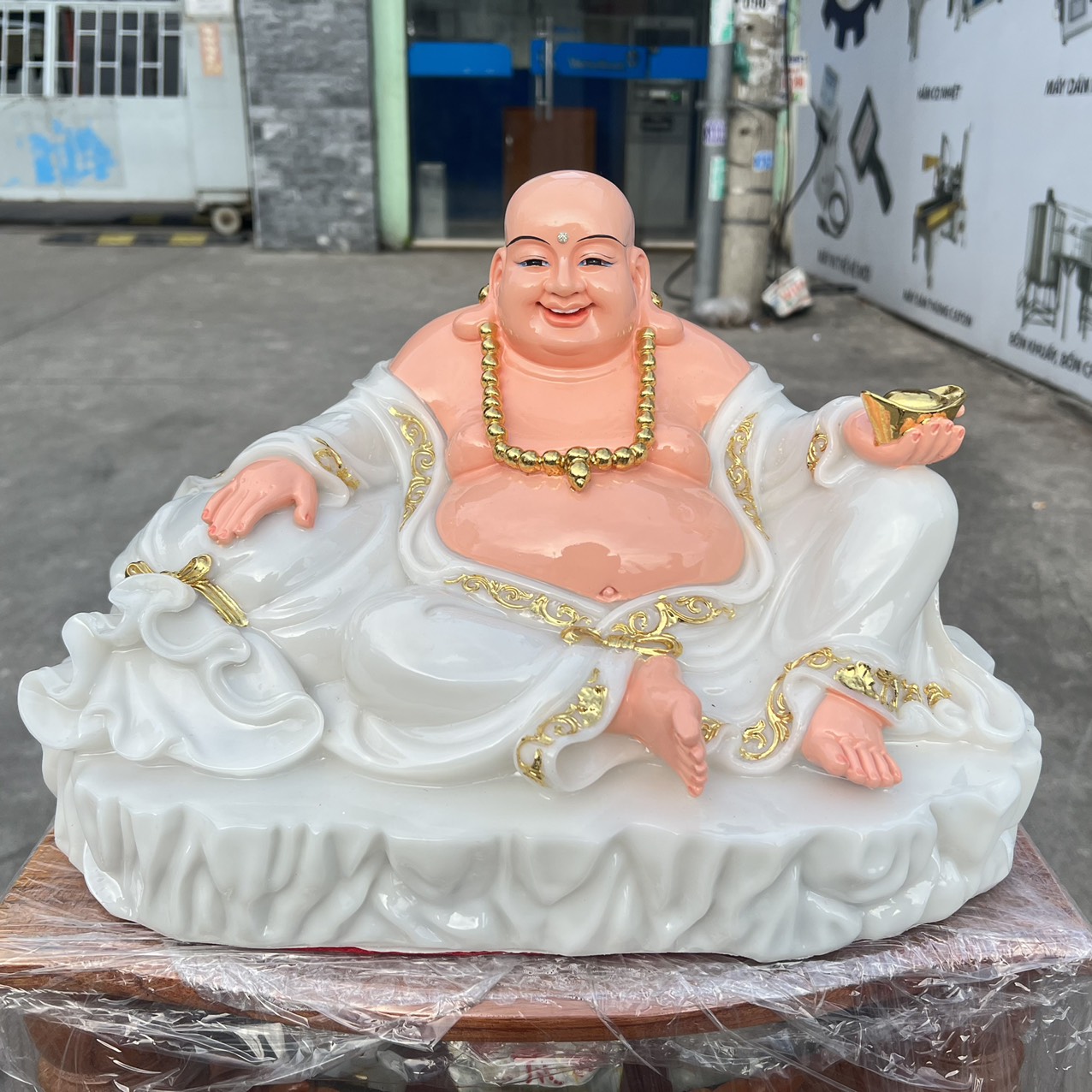 Tượng phật di lặc cầm thỏi vàng bằng đá Việt Nam ngang 42cm – Trắng