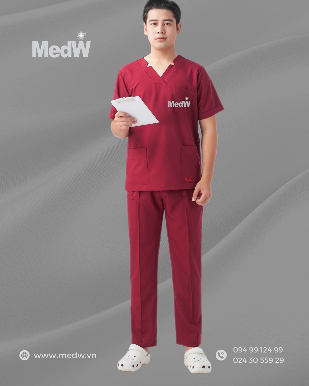 MedW Apollo Scrubs Y Tế Red Burgundy (Nam) Đỏ Rượu Vang Bộ Trang Phục Bác Sĩ Điều Dưỡng Vật Liệu Cotton Nhật Không Bám Dính, Xếp Ly Không Nhăn, Dáng Suông Vận Động Tự Do, Không Phản Quang Khi Quay Video Hình Ảnh. MedW Thêu Tên Logo Thương Hiệu
