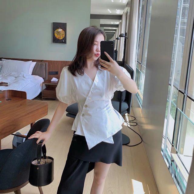 Áo trắng nút xéo tà tay phồng