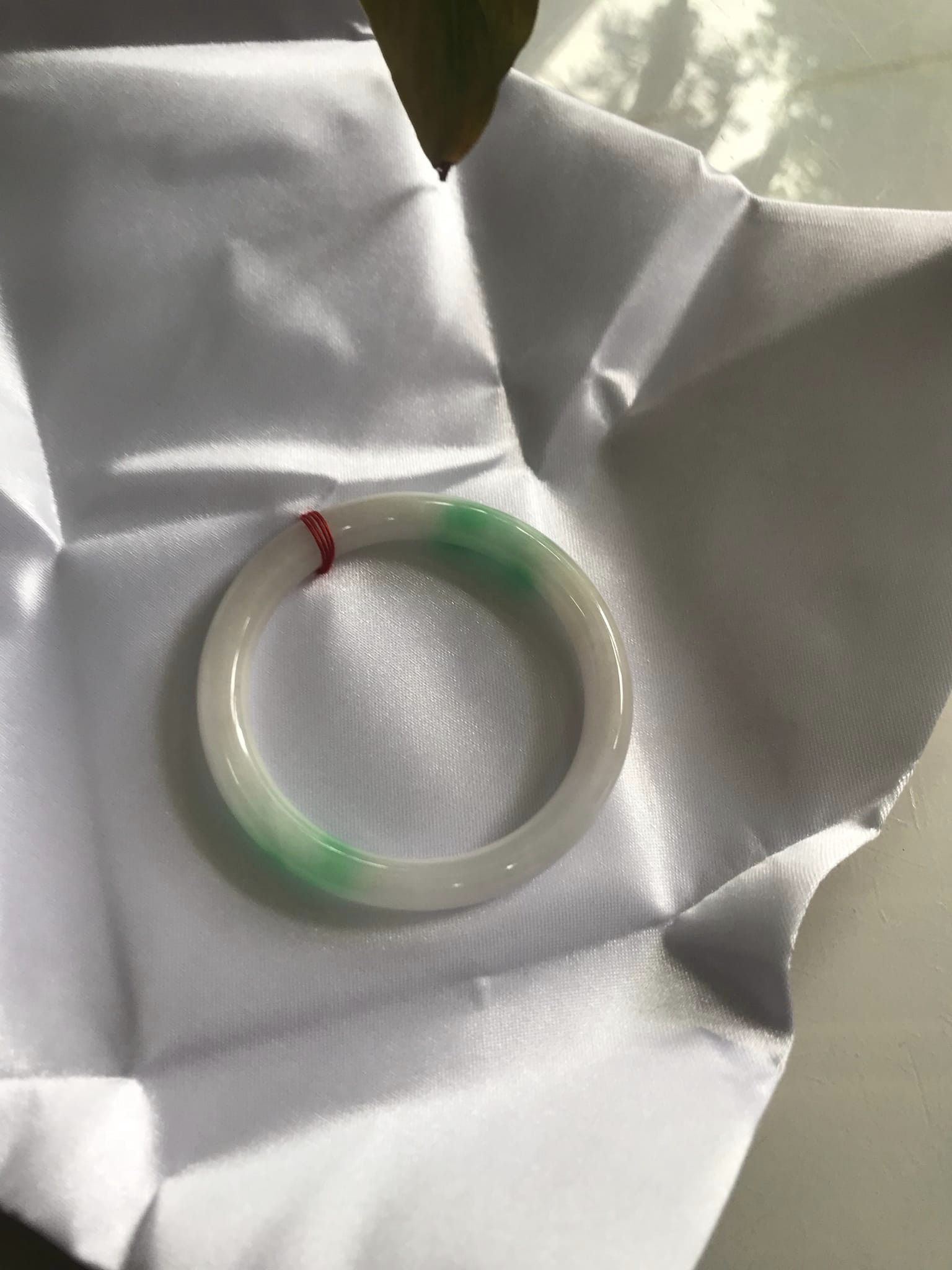 Vòng tay nữ Cẩm Thạch tự nhiên mới TR LÝ IC 50mm x chột 7mm Vòng màu trắng bóng xanh lý nhẹ 2 bên nữ mệnh kim mệnh thủy 49kg - 52kg đeo ạ