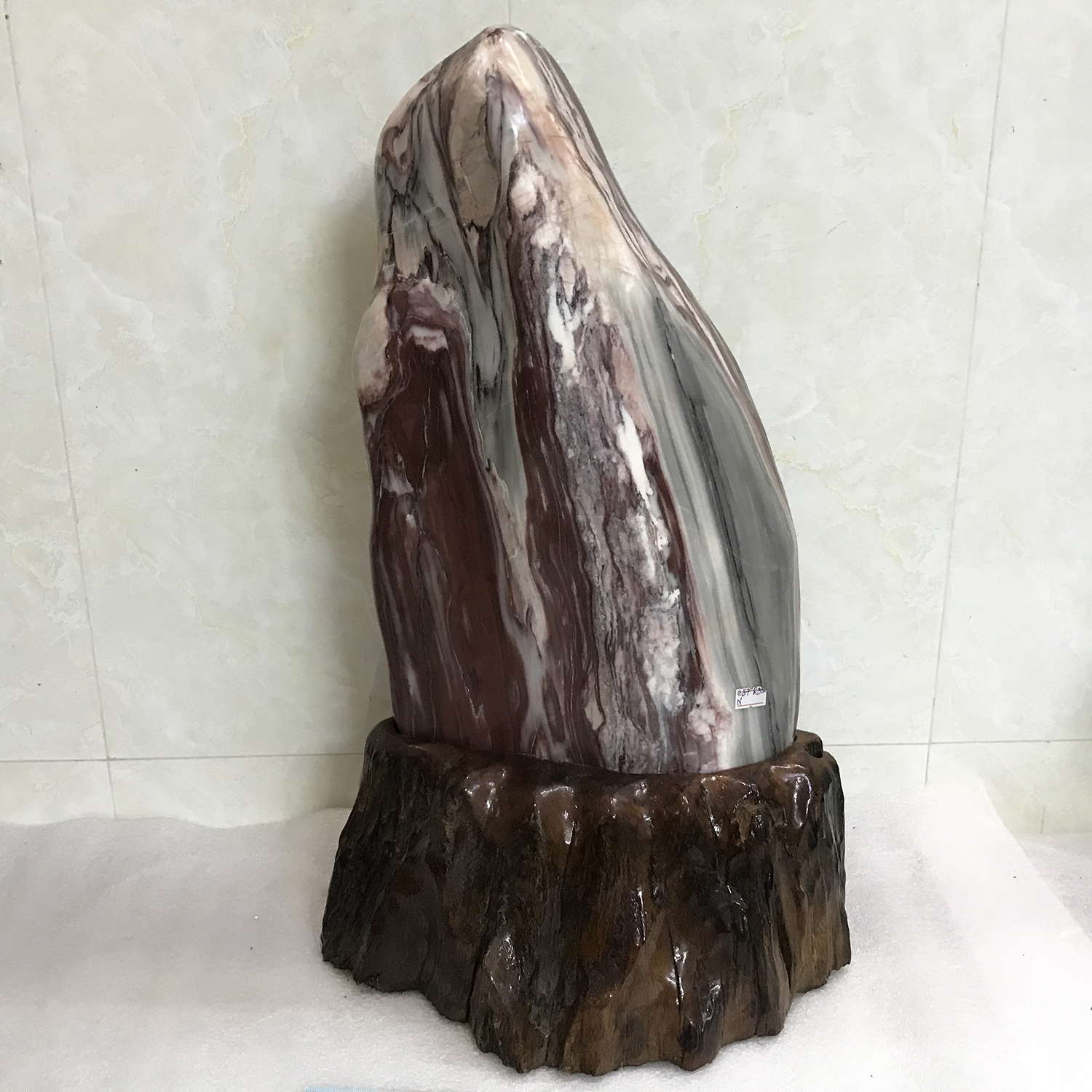 Cây đá tự nhiên trấn trạch màu đỏ đa sắc chất canxide nặng hơn 25 kg cao 59 cm chân đế gỗ rừng tự nhiên