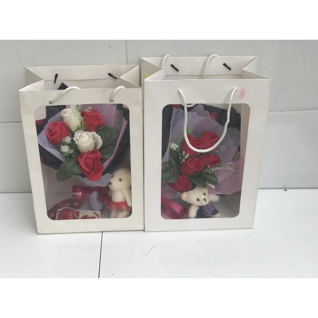 Hoa hồng sáp 5 bong tặng gấu và túi xách MAU NGAU NHIE